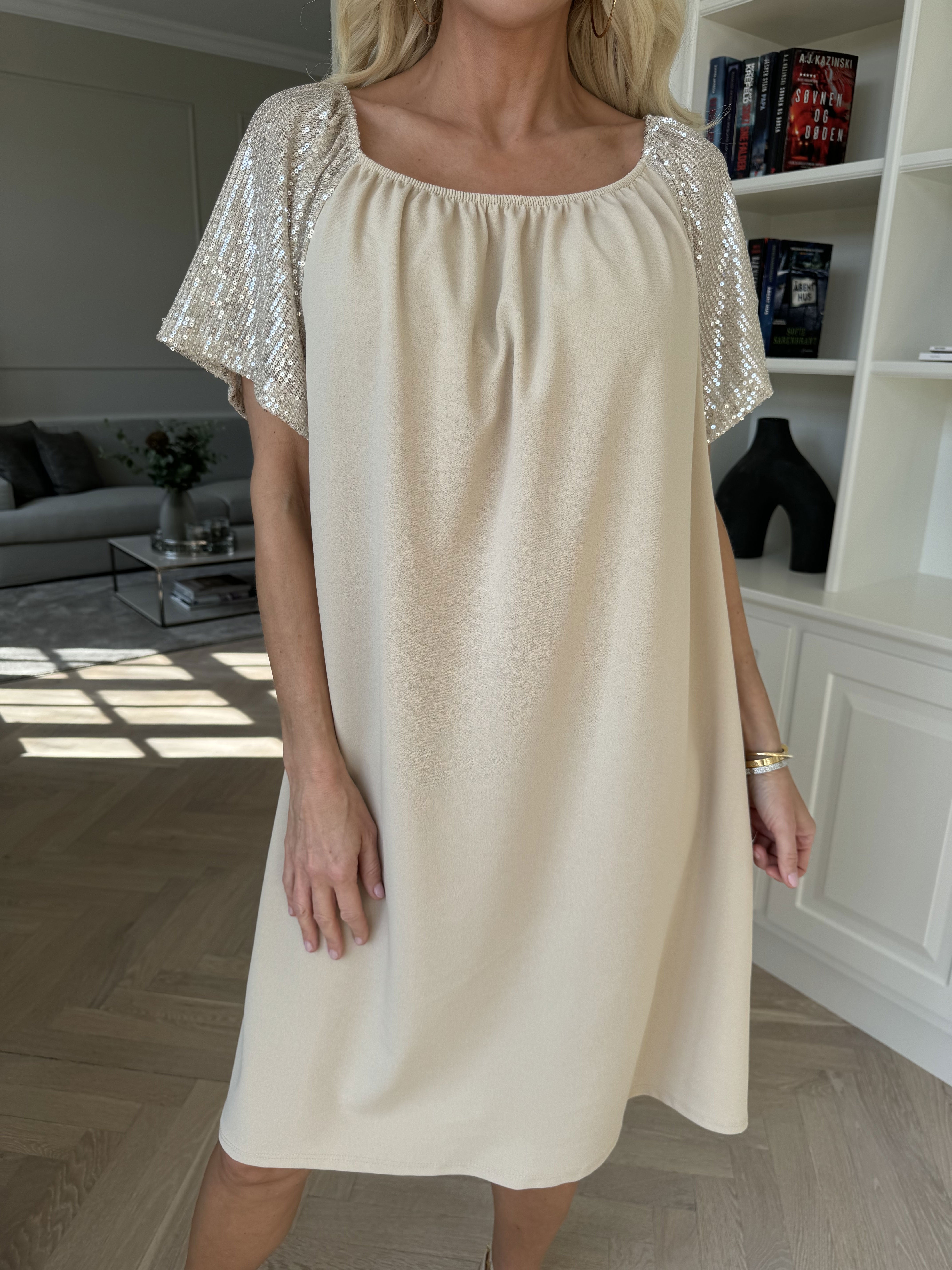 Kim - Sød elastisk kjole med pailletærmer